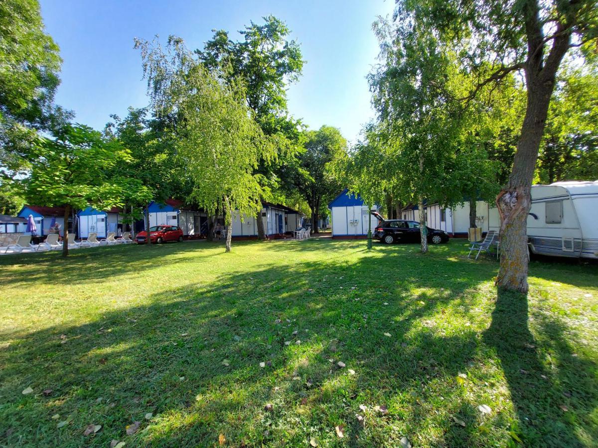 Tulipan Bungalow Camping Resort เจเนชดิแอช ภายนอก รูปภาพ